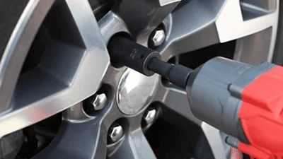 Eine Felge wird Festgeschraubt
