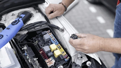 Elektrik eines Autos wird repariert