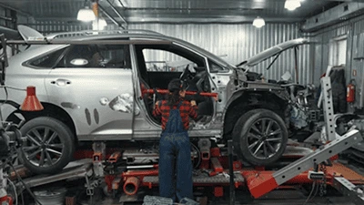 Ein Auto wird repariert